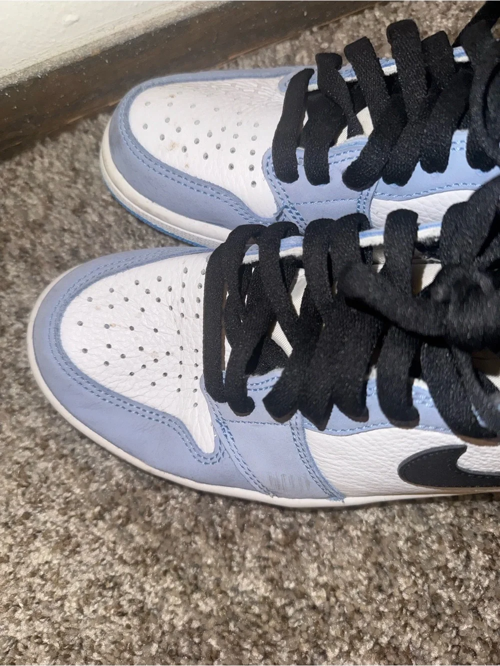 Air Jordan 1 High OG “University Blue” (UNC)